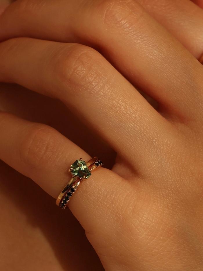 Nangi fine jewelry - black sapphire ring in yellow gold