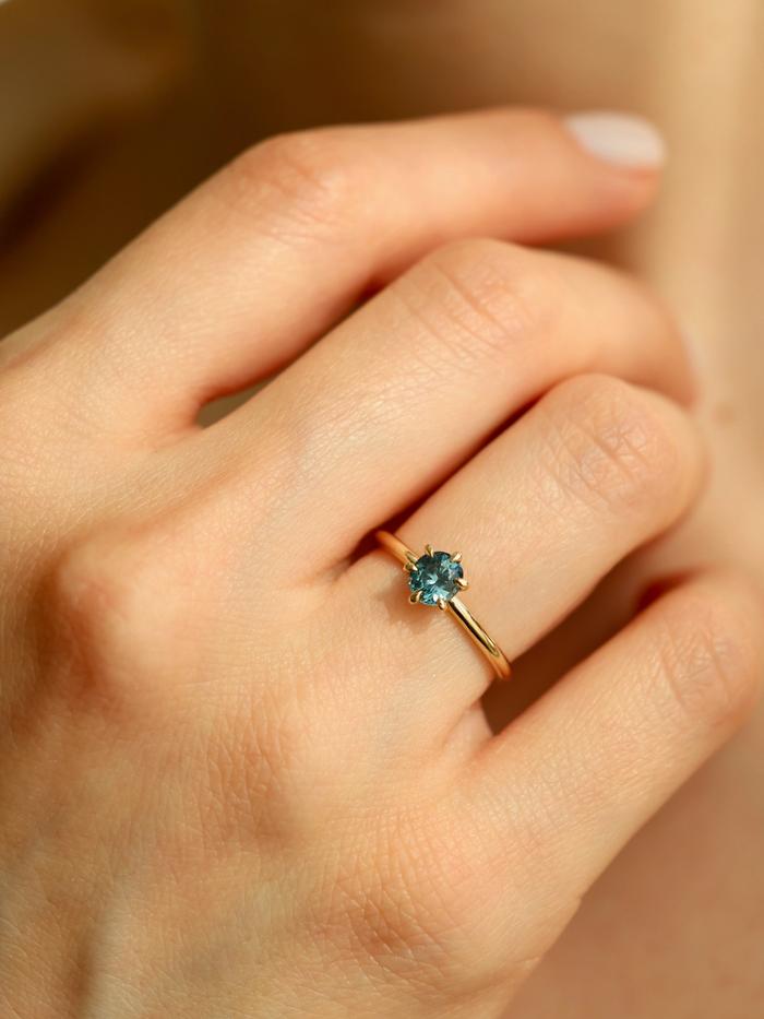 Nangi fine jewelry - blue ring in yellow gold