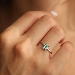 Nangi fine jewelry - green ring in white gold