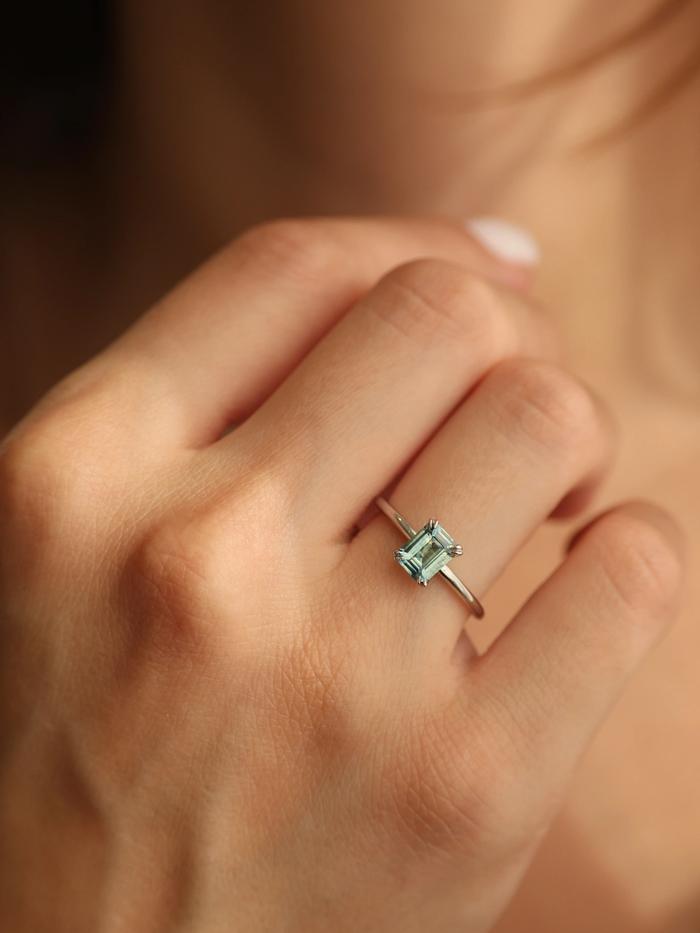 Nangi fine jewelry - green ring in white gold