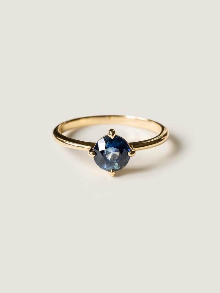 Nangi fine jewelry - teal / Peacock sapphire ring in yellow gold