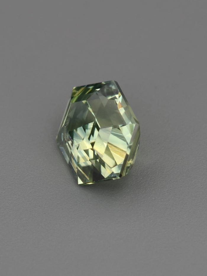 Nangi fine jewelry - green sapphire gemstone in gold