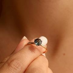 Nangi fine jewelry - green ring in yellow gold