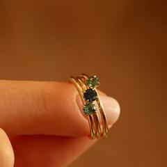 Nangi fine jewelry - blue sapphire ring in yellow gold