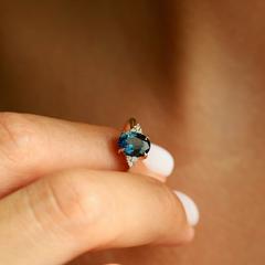 Nangi fine jewelry - teal / Peacock ring in yellow gold