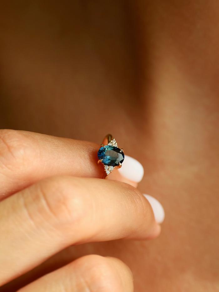 Nangi fine jewelry - teal / Peacock ring in yellow gold