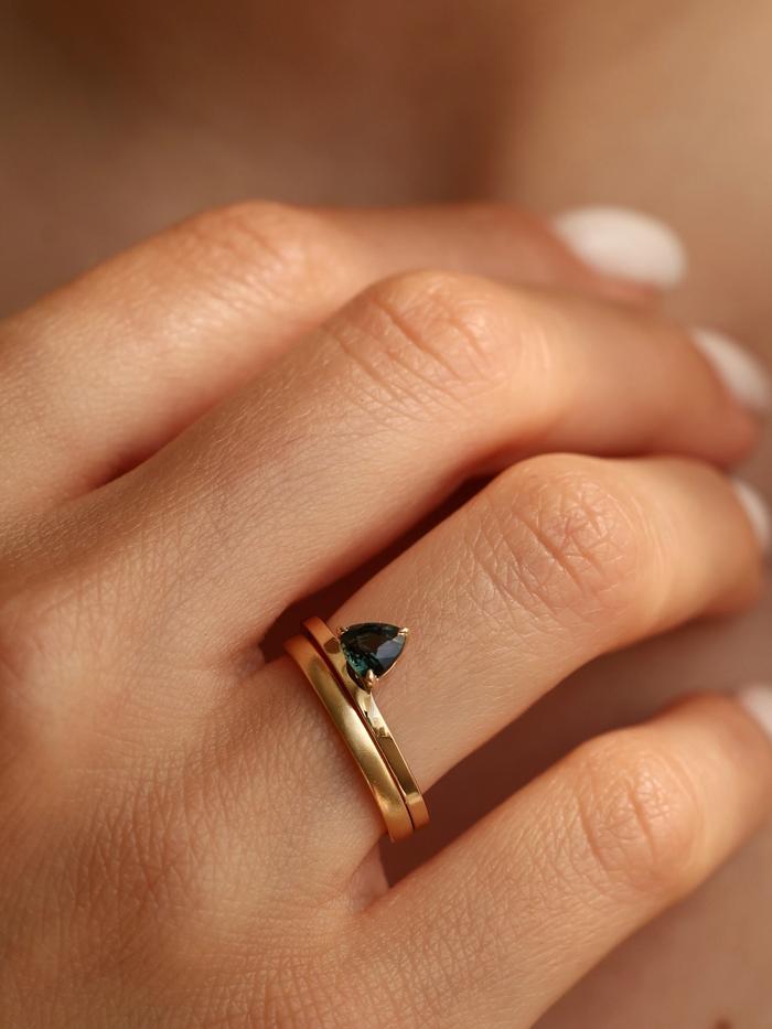 Nangi fine jewelry - teal / Peacock ring in yellow gold