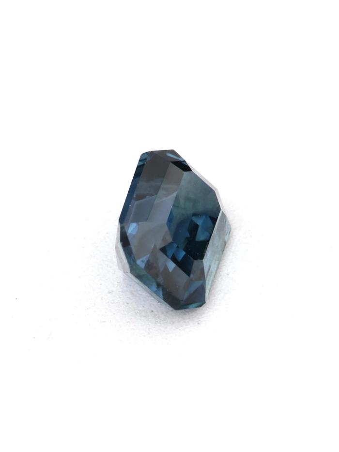 Nangi fine jewelry - blue sapphire gemstone in gold