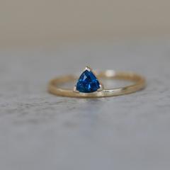 Nangi fine jewelry - blue sapphire ring in yellow gold