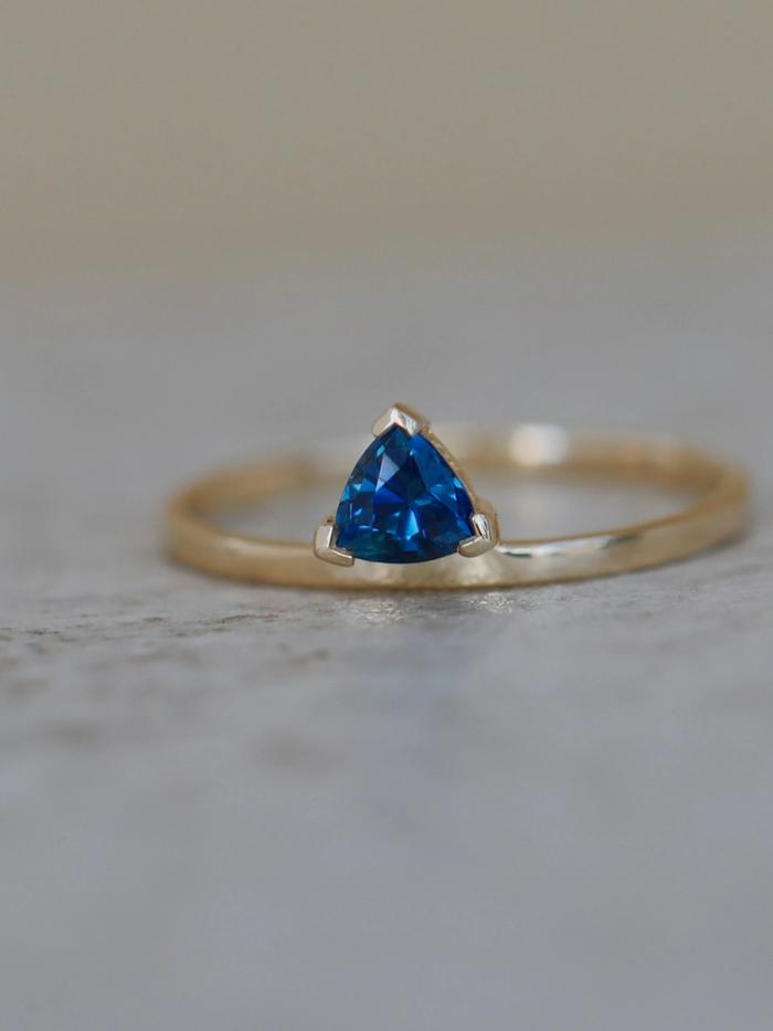 Nangi fine jewelry - blue sapphire ring in yellow gold