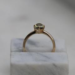 Nangi fine jewelry - green sapphire ring in yellow gold