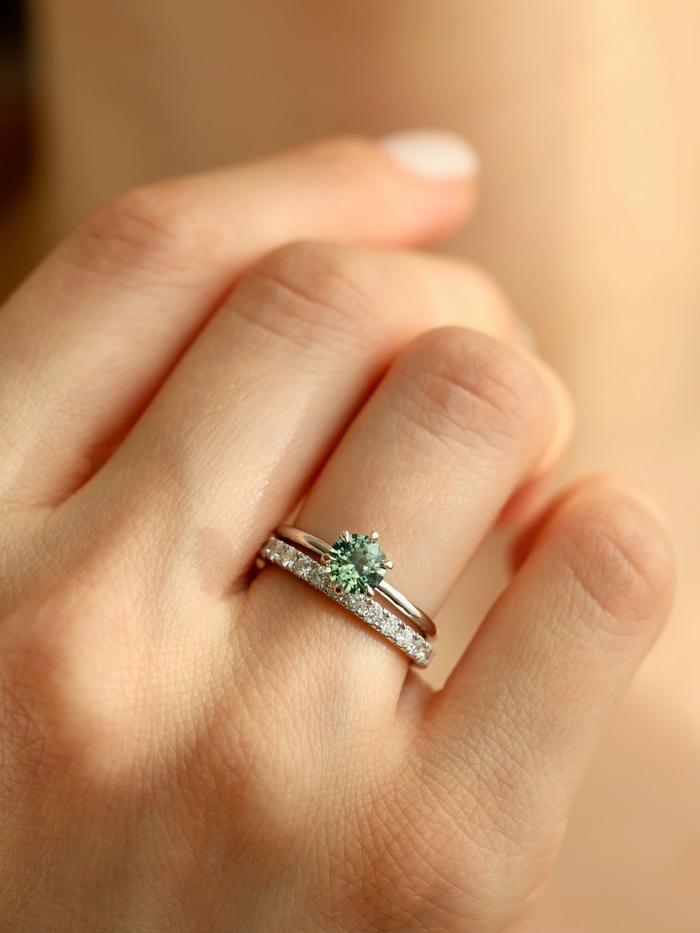 Nangi fine jewelry - green sapphire ring in white gold