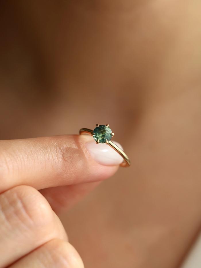 Nangi fine jewelry - green ring in yellow gold
