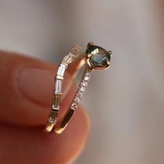 Nangi fine jewelry - teal / Peacock sapphire ring in yellow gold