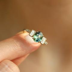 Nangi fine jewelry - teal / Peacock sapphire ring in yellow gold