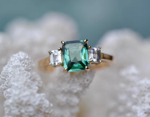 Nangi fine jewelry - green tourmaline ring in yellow gold