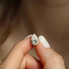 Nangi fine jewelry - white lab-grown diamond earring in gold