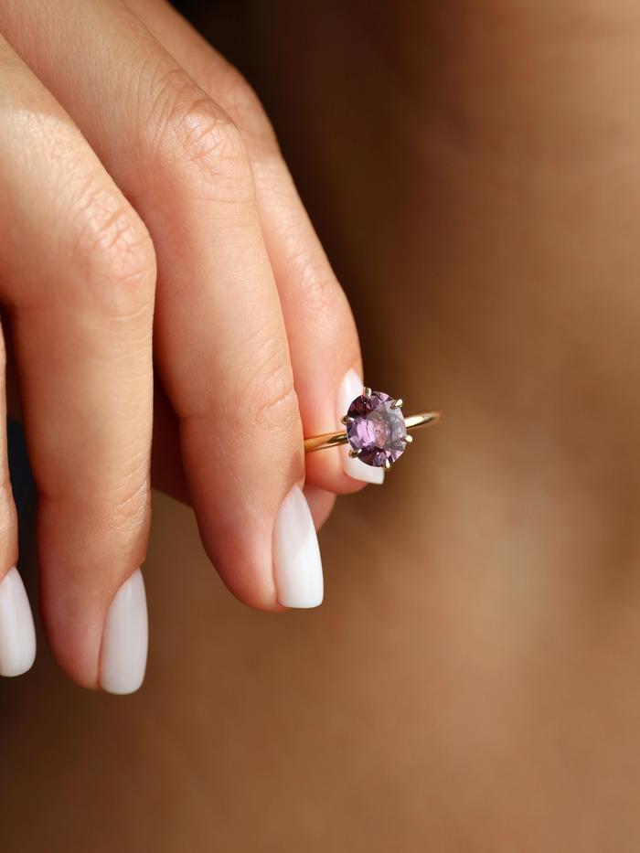 Nangi fine jewelry - purple ring in yellow gold