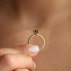 Nangi fine jewelry - green ring in yellow gold
