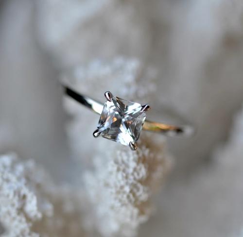 Nangi fine jewelry - white sapphire ring in white gold
