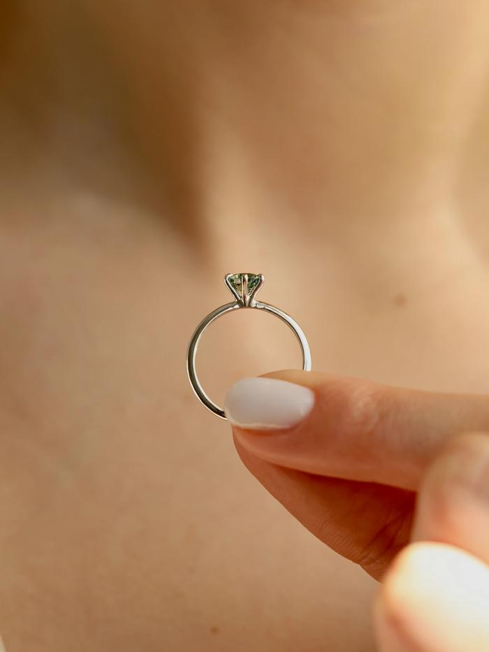 Nangi fine jewelry - green sapphire ring in white gold