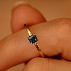 Nangi fine jewelry - blue sapphire ring in yellow gold