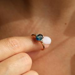 Nangi fine jewelry - teal / Peacock ring in yellow gold