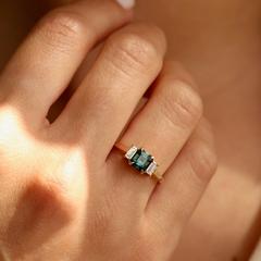 Nangi fine jewelry - teal / Peacock sapphire ring in yellow gold