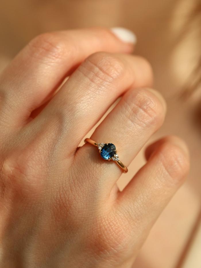 Nangi fine jewelry - blue ring in yellow gold