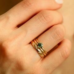Nangi fine jewelry - green sapphire ring in yellow gold
