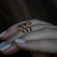 Nangi fine jewelry - green sapphire ring in yellow gold
