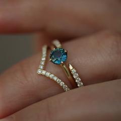 Nangi fine jewelry - teal / Peacock sapphire ring in yellow gold