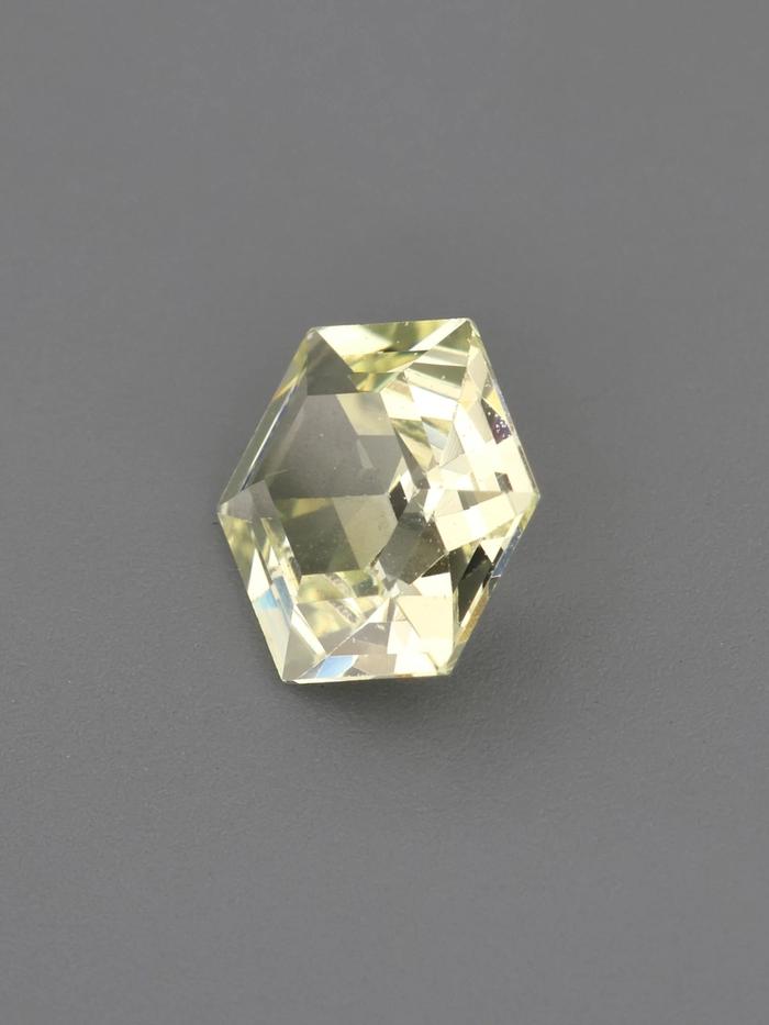 Nangi fine jewelry - champagne sapphire gemstone in gold