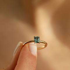 Nangi fine jewelry - blue sapphire ring in yellow gold