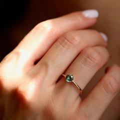 Nangi fine jewelry - teal / Peacock sapphire ring in yellow gold