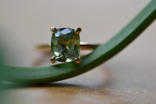 Nangi fine jewelry - green sapphire ring in yellow gold