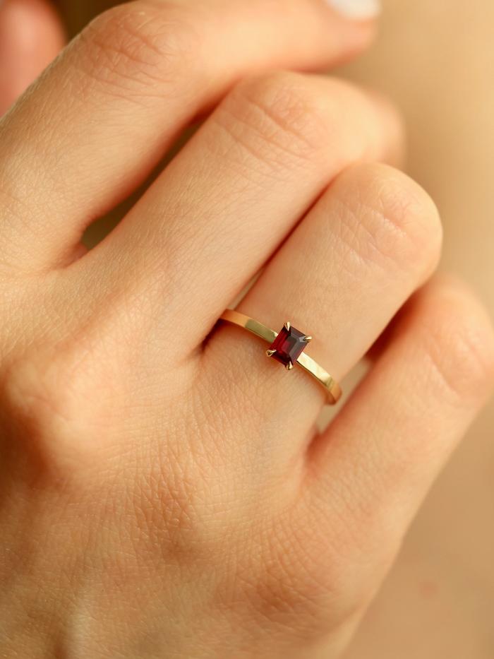 Nangi fine jewelry - red ring in yellow gold