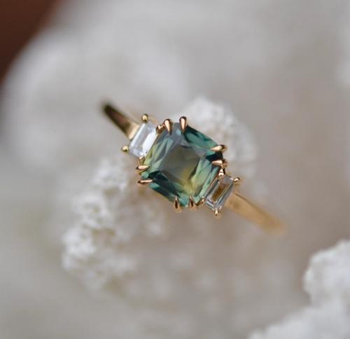 Nangi fine jewelry - green sapphire ring in yellow gold