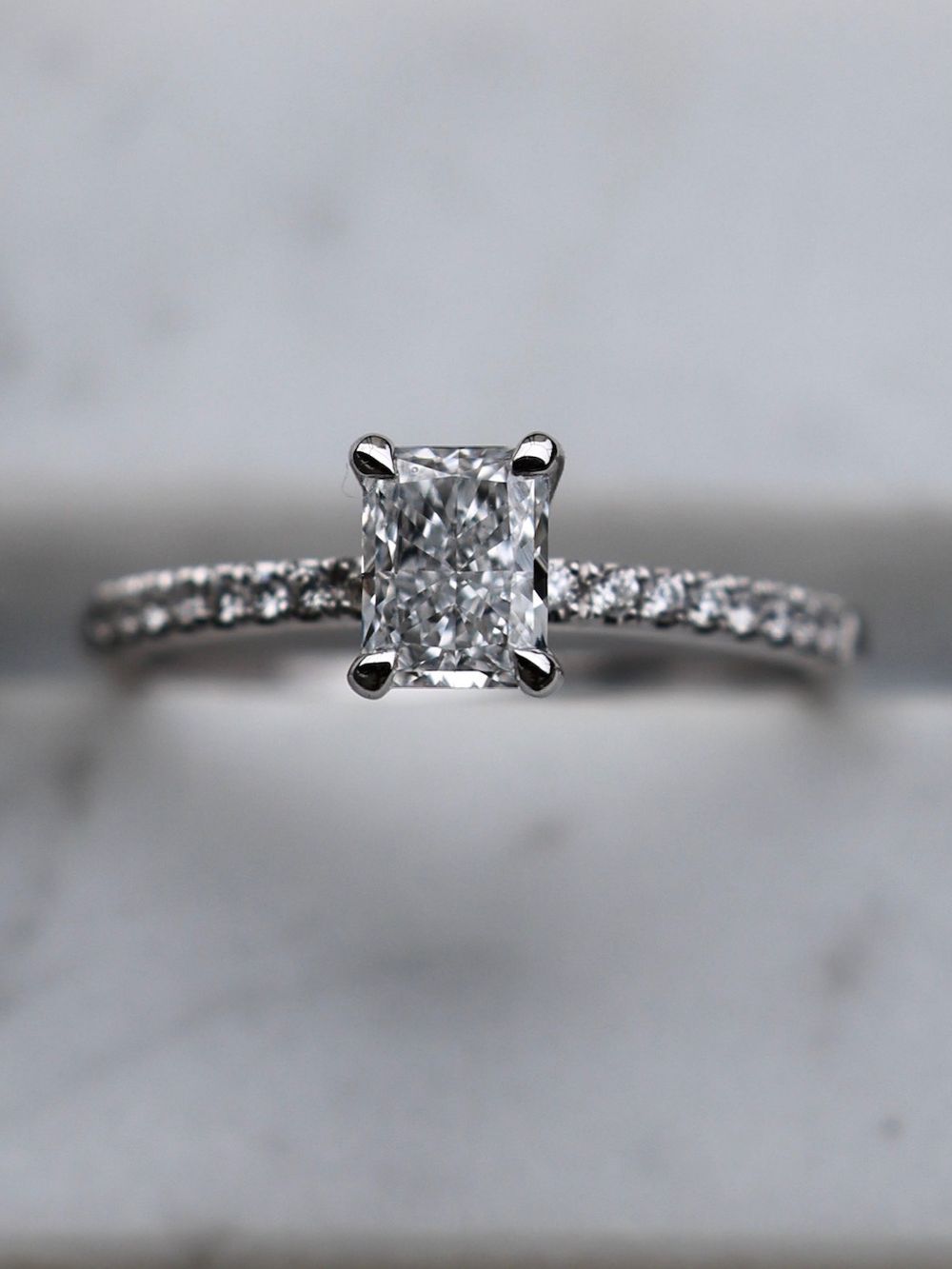 Radiant Swan & Pavé in White Gold (0,70 carat)