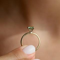 Nangi fine jewelry - green ring in yellow gold
