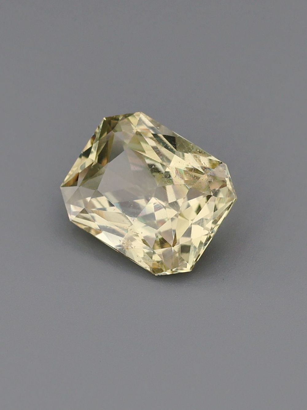 3.70 ct Green/Yellow, Radiant Cut Sapphire