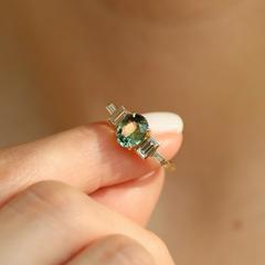Nangi fine jewelry - teal / Peacock sapphire ring in yellow gold