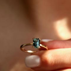 Nangi fine jewelry - green ring in yellow gold