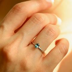 Nangi fine jewelry - blue sapphire ring in white gold