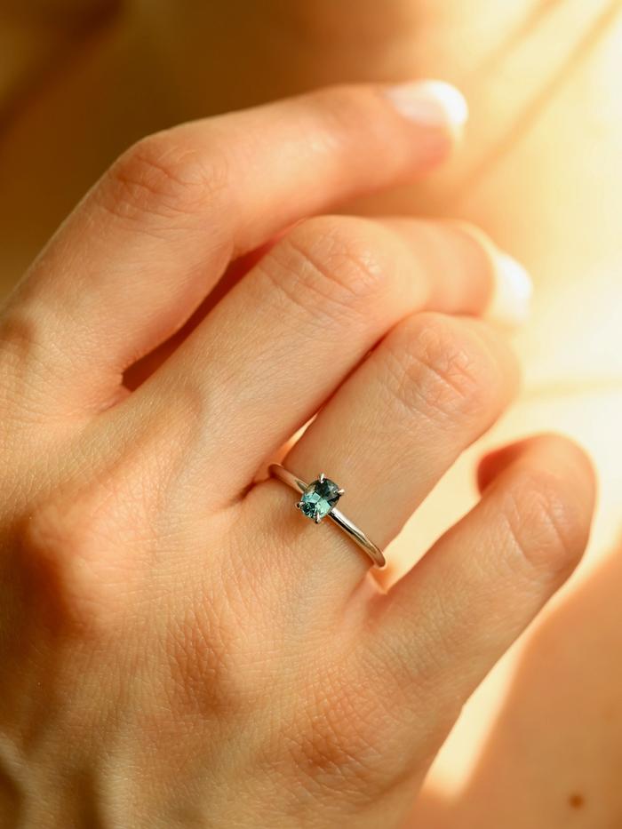 Nangi fine jewelry - blue sapphire ring in white gold