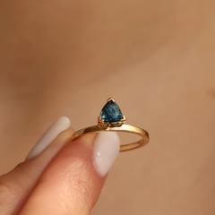 Nangi fine jewelry - teal / Peacock sapphire ring in yellow gold