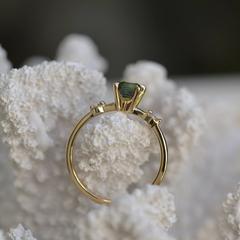 Nangi fine jewelry - green sapphire ring in yellow gold