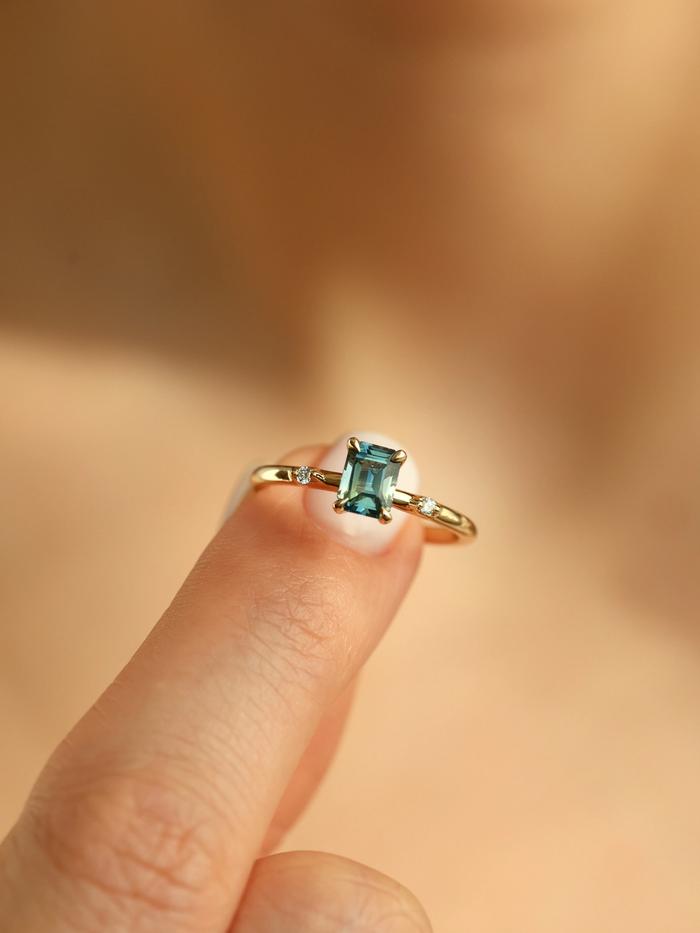 Nangi fine jewelry - teal / Peacock ring in yellow gold