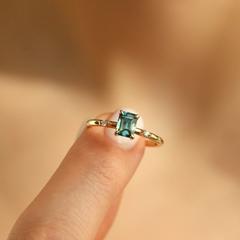 Nangi fine jewelry - teal / Peacock ring in yellow gold