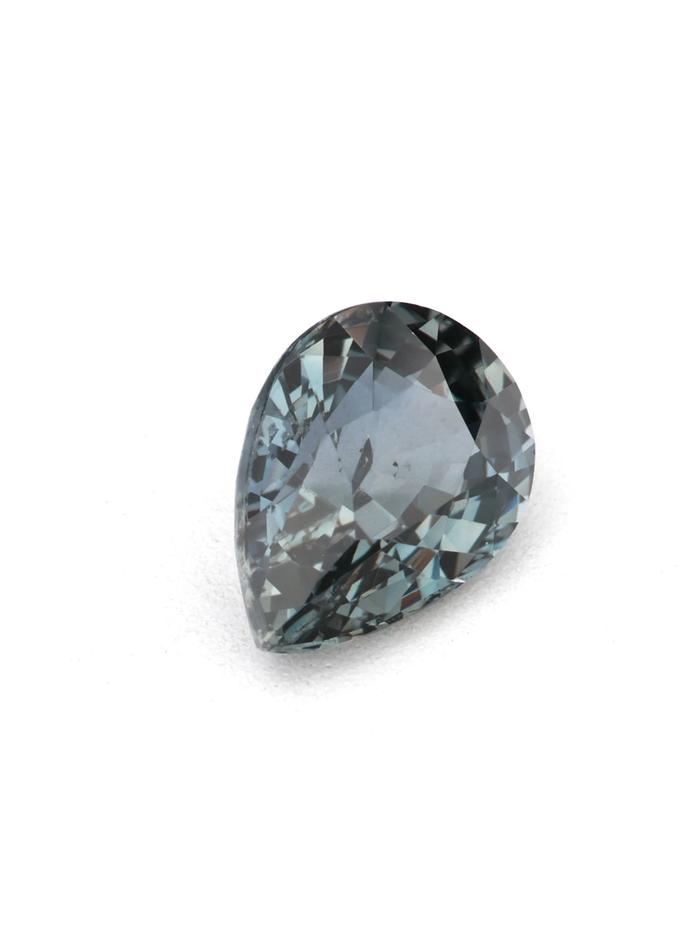 Nangi fine jewelry - green sapphire gemstone in gold